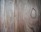large grain pattern of tangentially cut wood